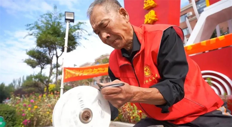 先鋒模范 | 范恩武:七旬“全能型”老人學雷鋒 服務群眾不止步(圖1) 先鋒模范 | 范恩武:七旬“全能型”老人學雷鋒 服務群眾不止步(圖1)