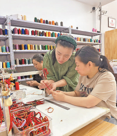 先鋒模范 | 非遺傳承人董新瑞:傳承結繩技藝 編織幸福生活(圖1) 先鋒模范 | 非遺傳承人董新瑞:傳承結繩技藝 編織幸福生活(圖1)