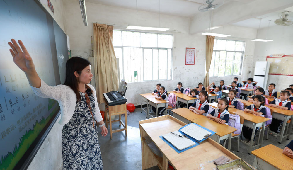 先鋒模范 | 15年堅守，她讓山區學校響起瑤鼓與歌聲(圖1)